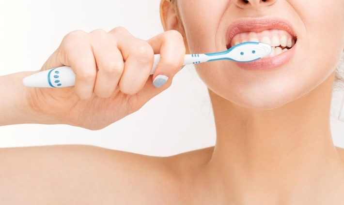 Chăm sóc răng miệng đúng cách cũng là 1 cách để giảm tình trạng răng bị ố vàng , xỉn màu