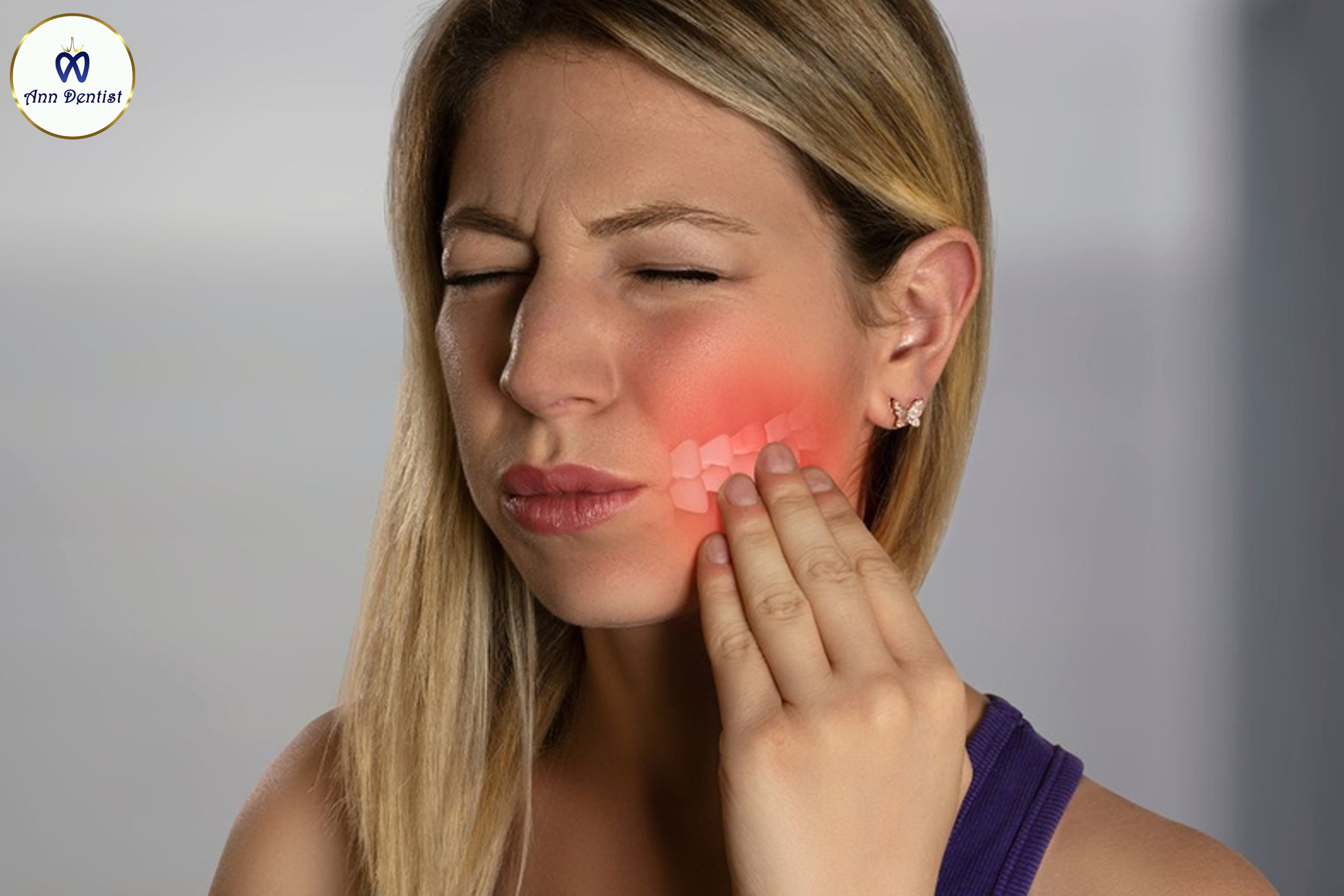 Hinh anh nguoi bi dau rang cap toc cam guong tim cach giam dau tai nha