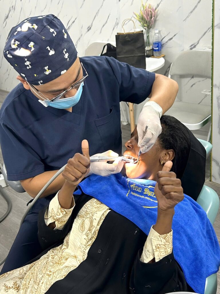 tái khám định kì sau khi làm răng sứ và implant